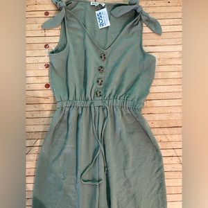 Green women pant romper. Bought at Ross. Never worn. Size medium.
